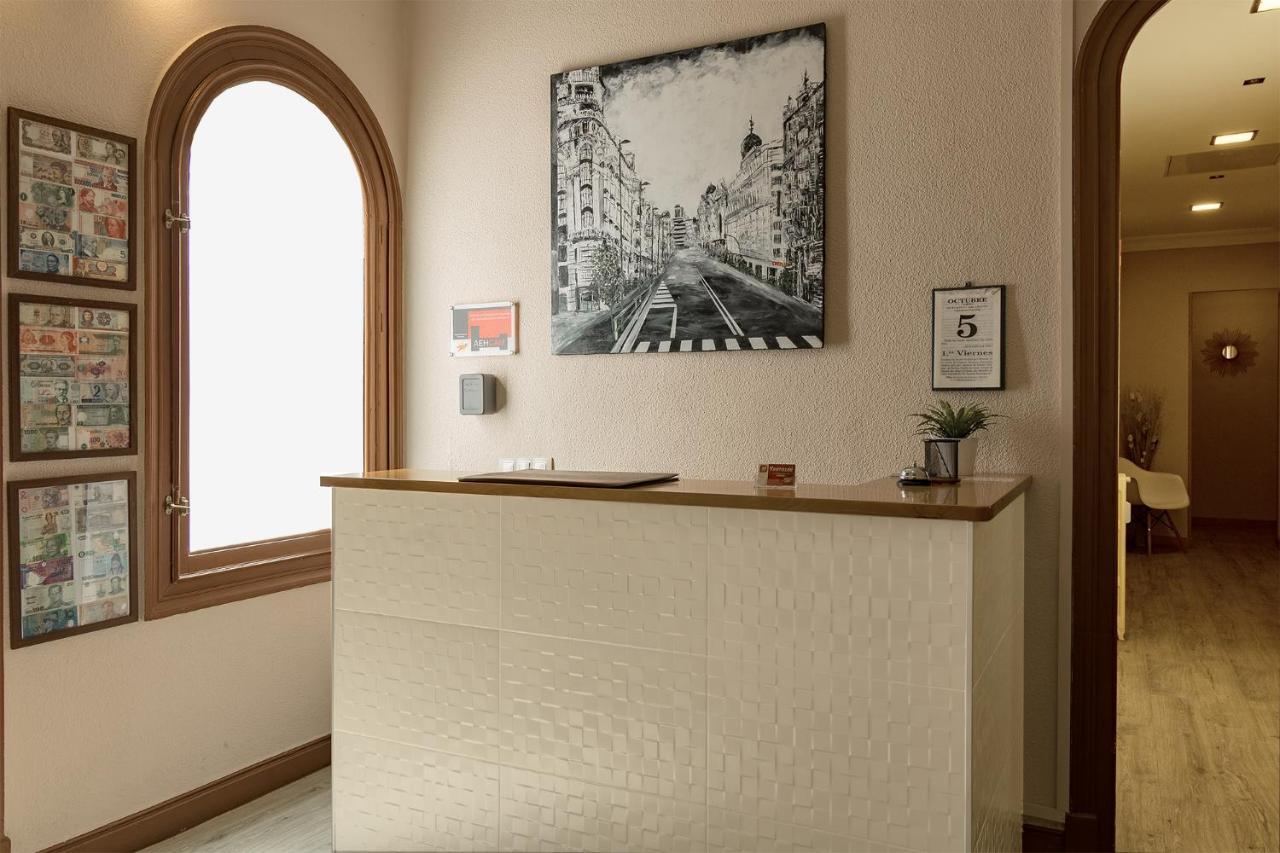 Hostal Santillan Madrid Bagian luar foto