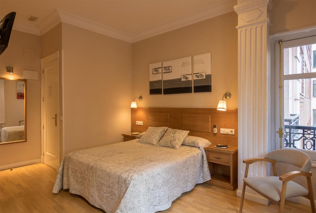 Hostal Santillan Madrid Bagian luar foto