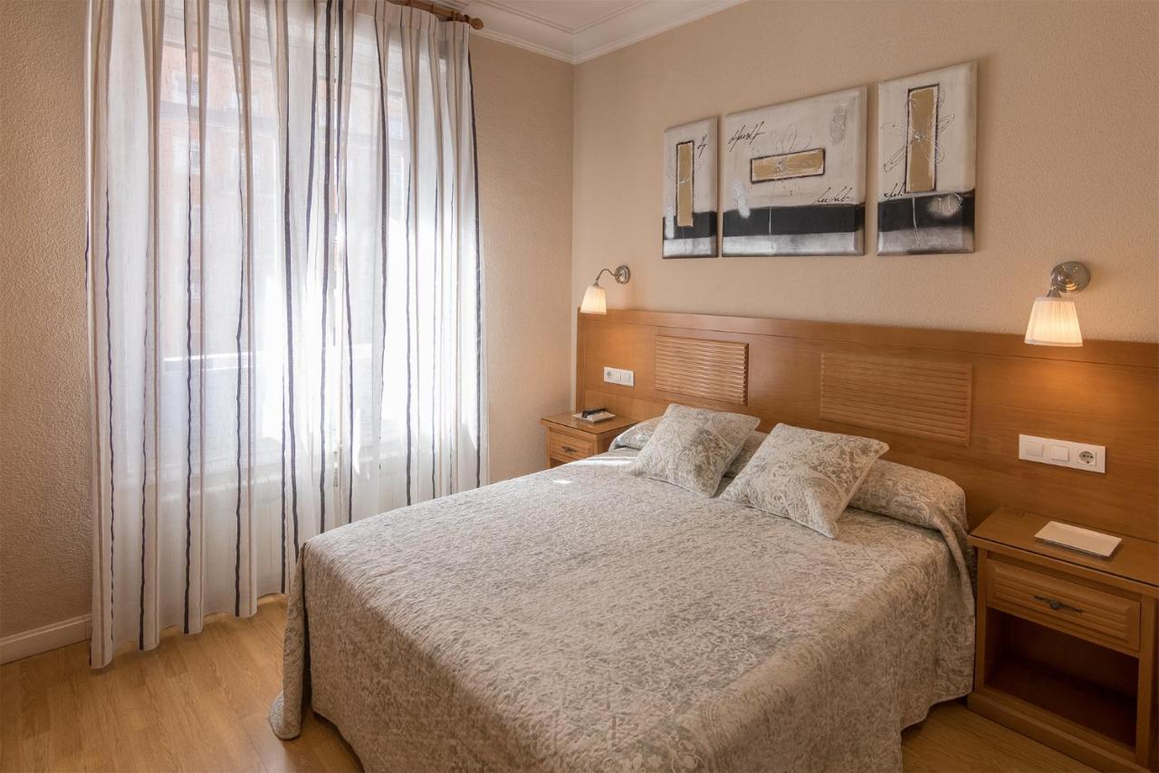 Hostal Santillan Madrid Bagian luar foto