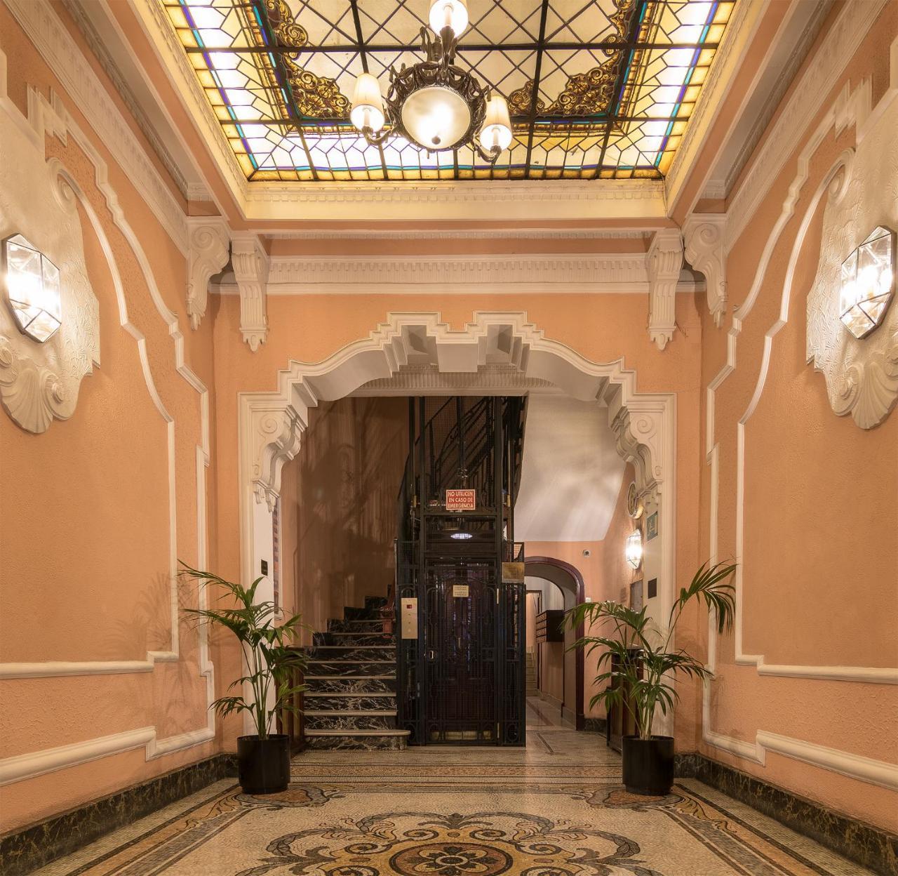 Hostal Santillan Madrid Bagian luar foto