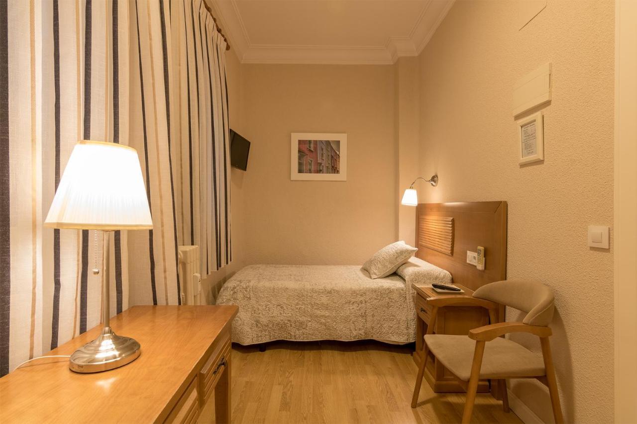 Hostal Santillan Madrid Bagian luar foto