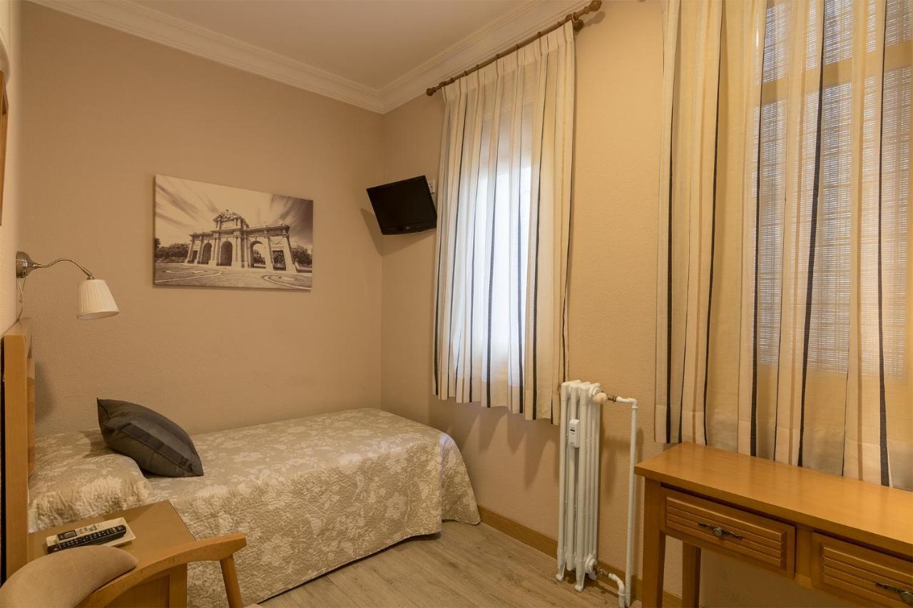 Hostal Santillan Madrid Bagian luar foto