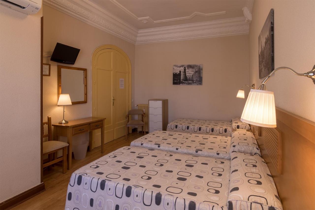 Hostal Santillan Madrid Bagian luar foto