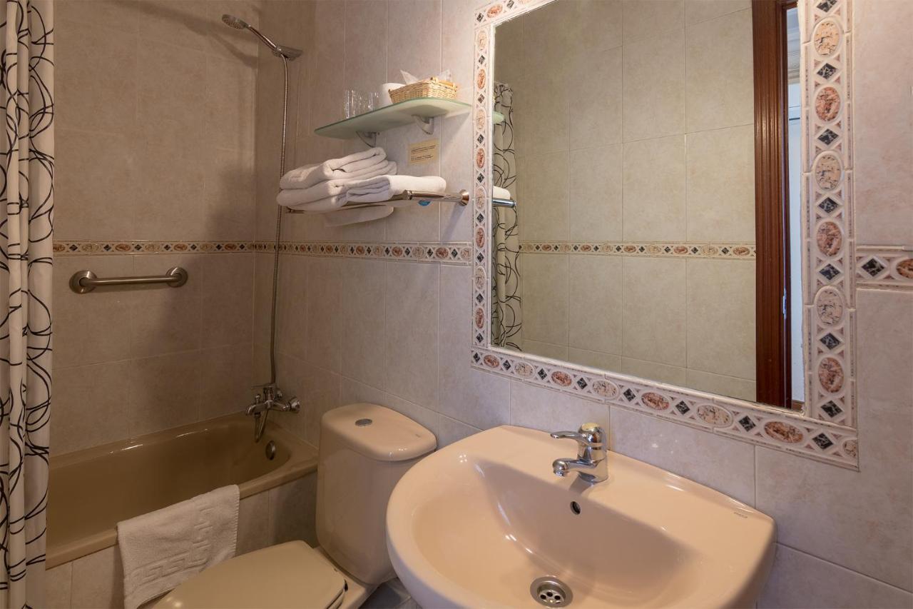 Hostal Santillan Madrid Bagian luar foto