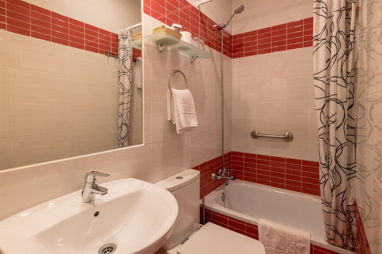 Hostal Santillan Madrid Bagian luar foto