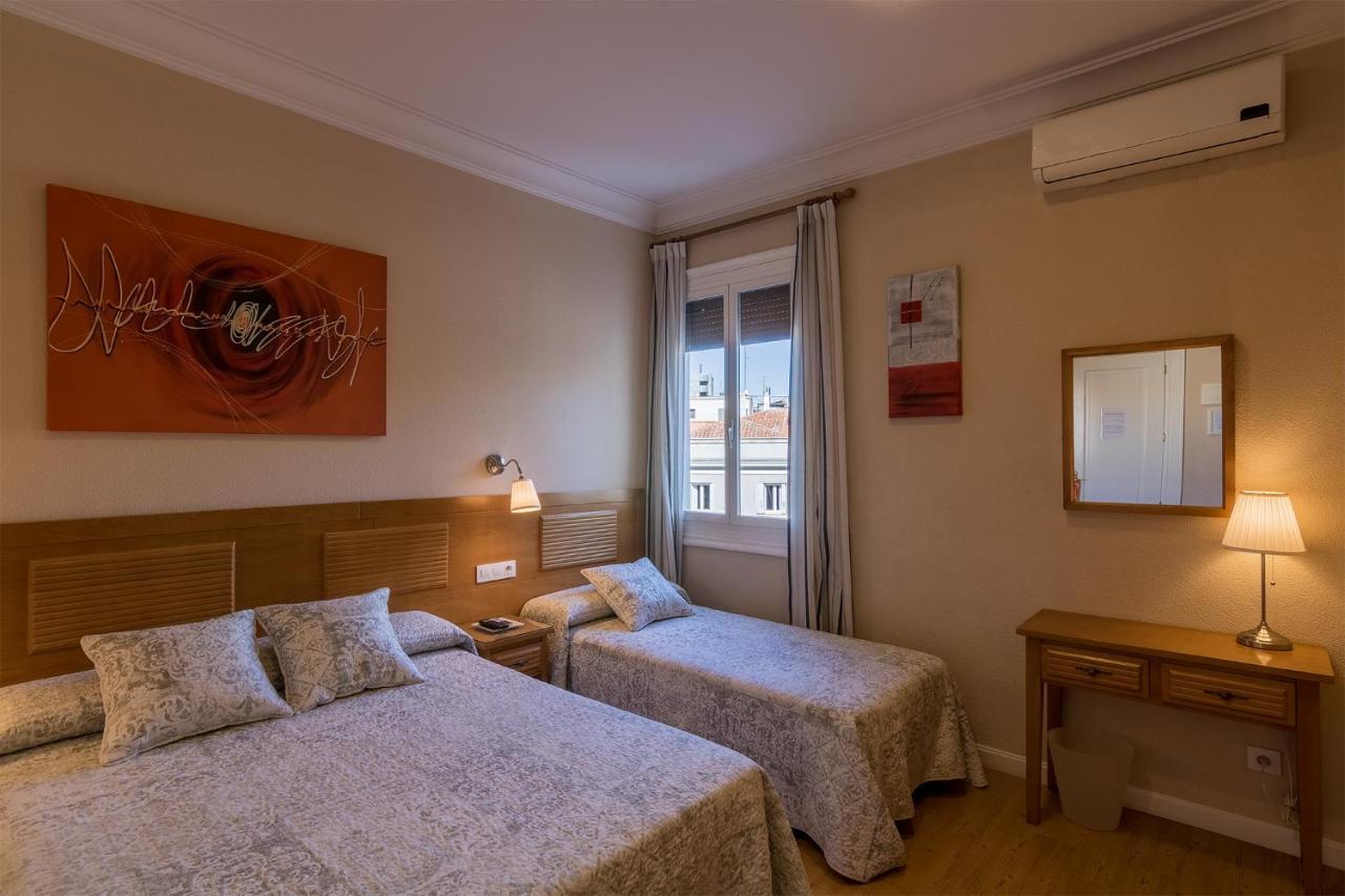 Hostal Santillan Madrid Bagian luar foto