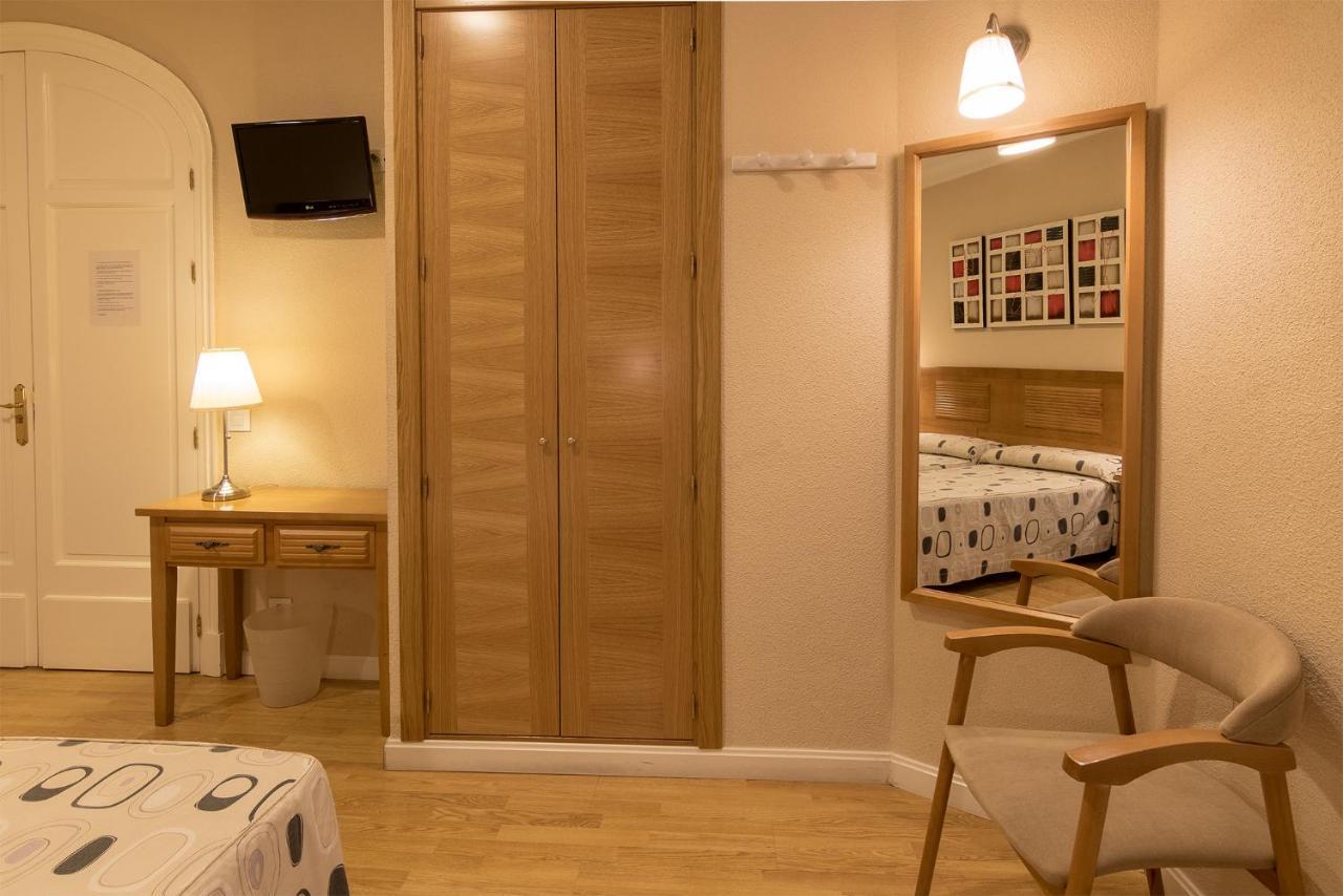 Hostal Santillan Madrid Bagian luar foto