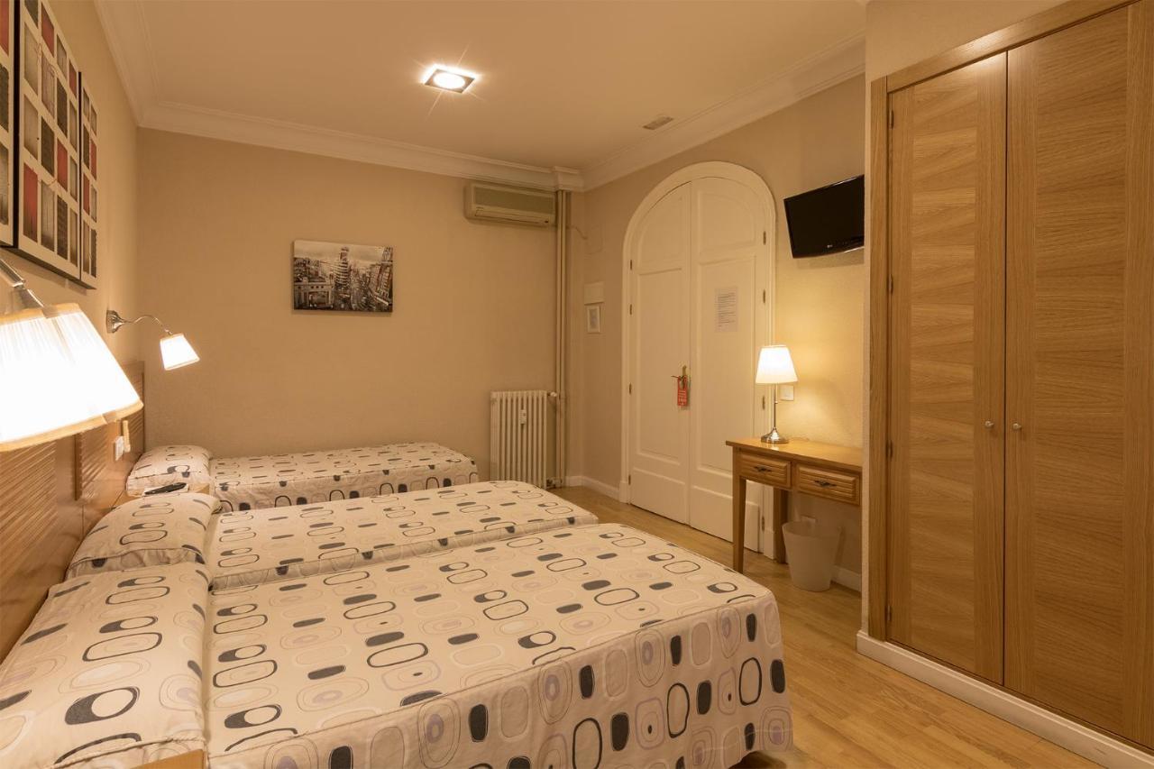 Hostal Santillan Madrid Bagian luar foto
