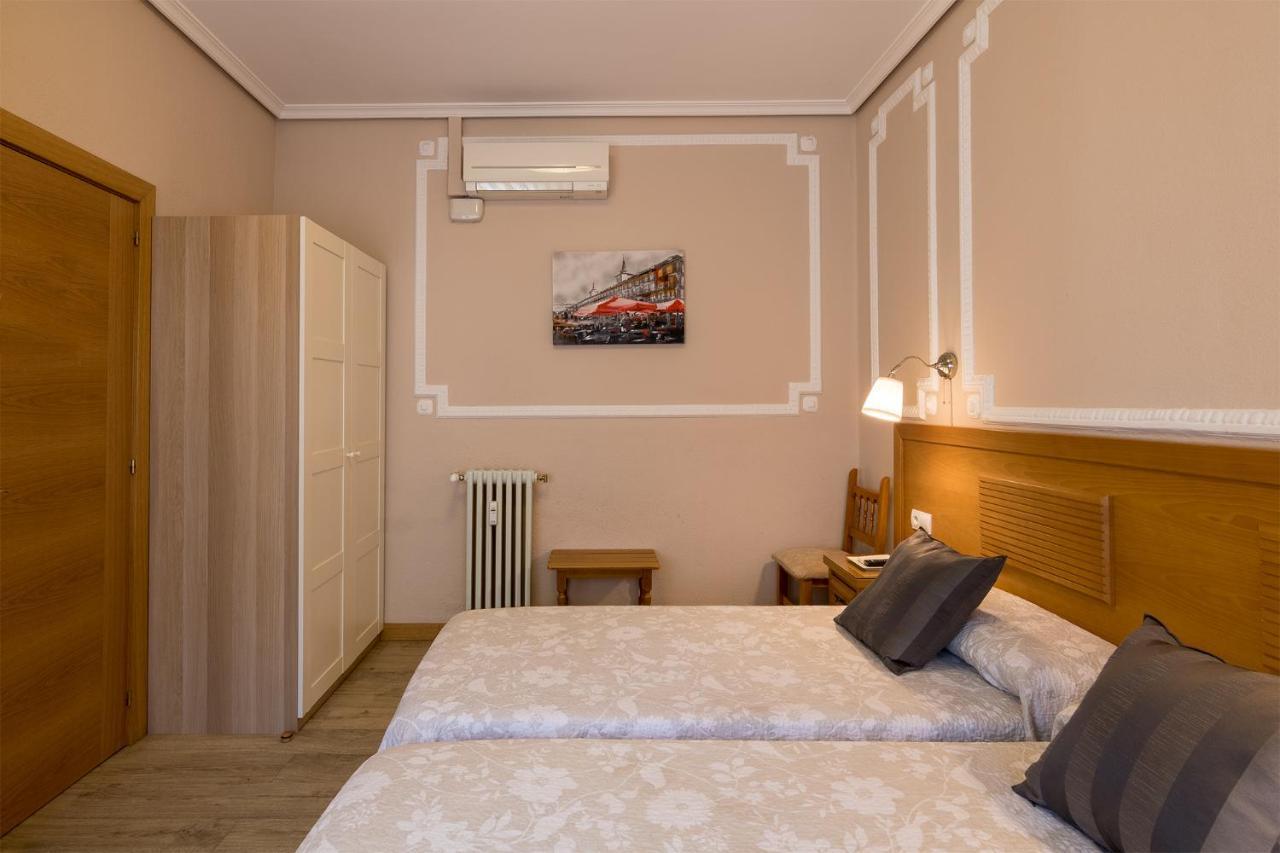 Hostal Santillan Madrid Bagian luar foto