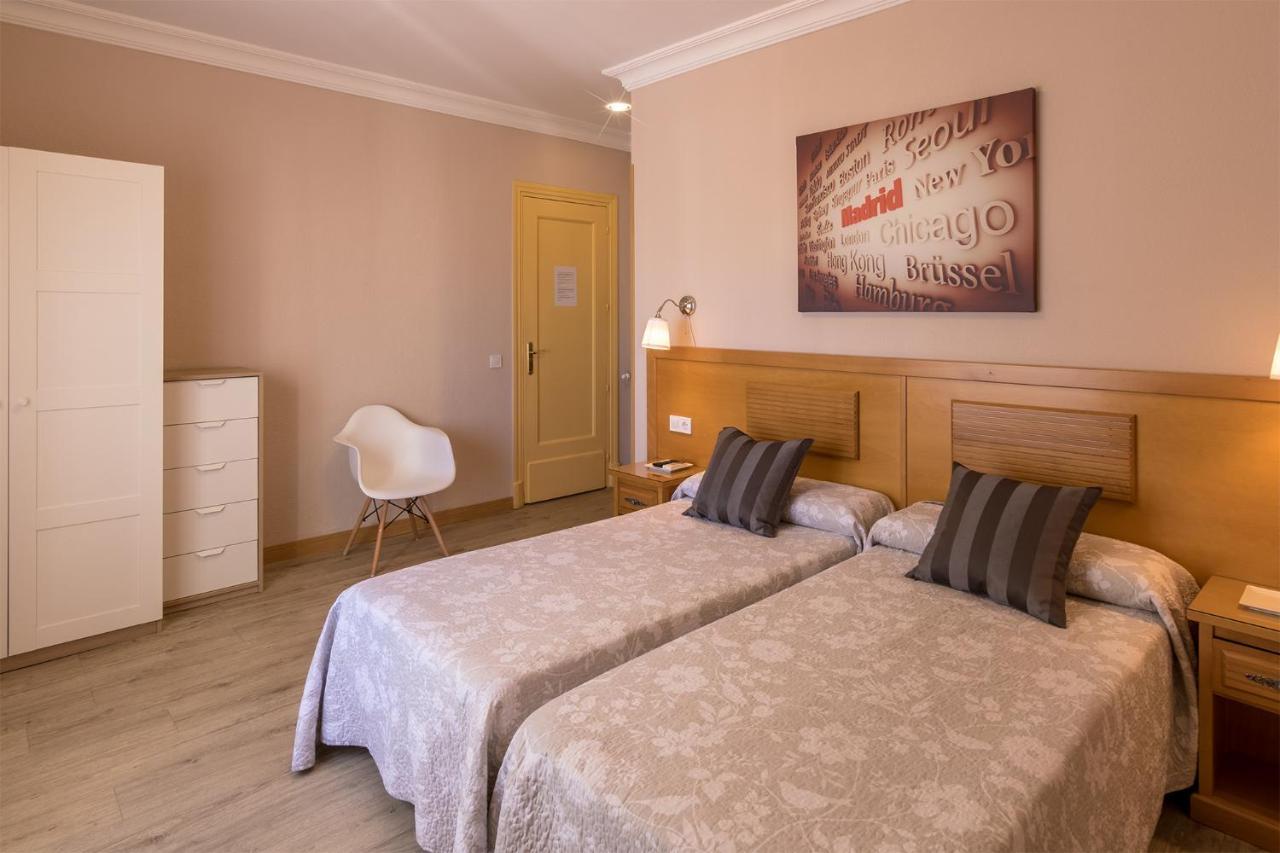 Hostal Santillan Madrid Bagian luar foto