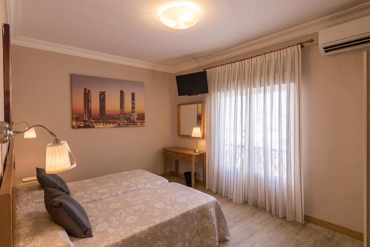 Hostal Santillan Madrid Bagian luar foto