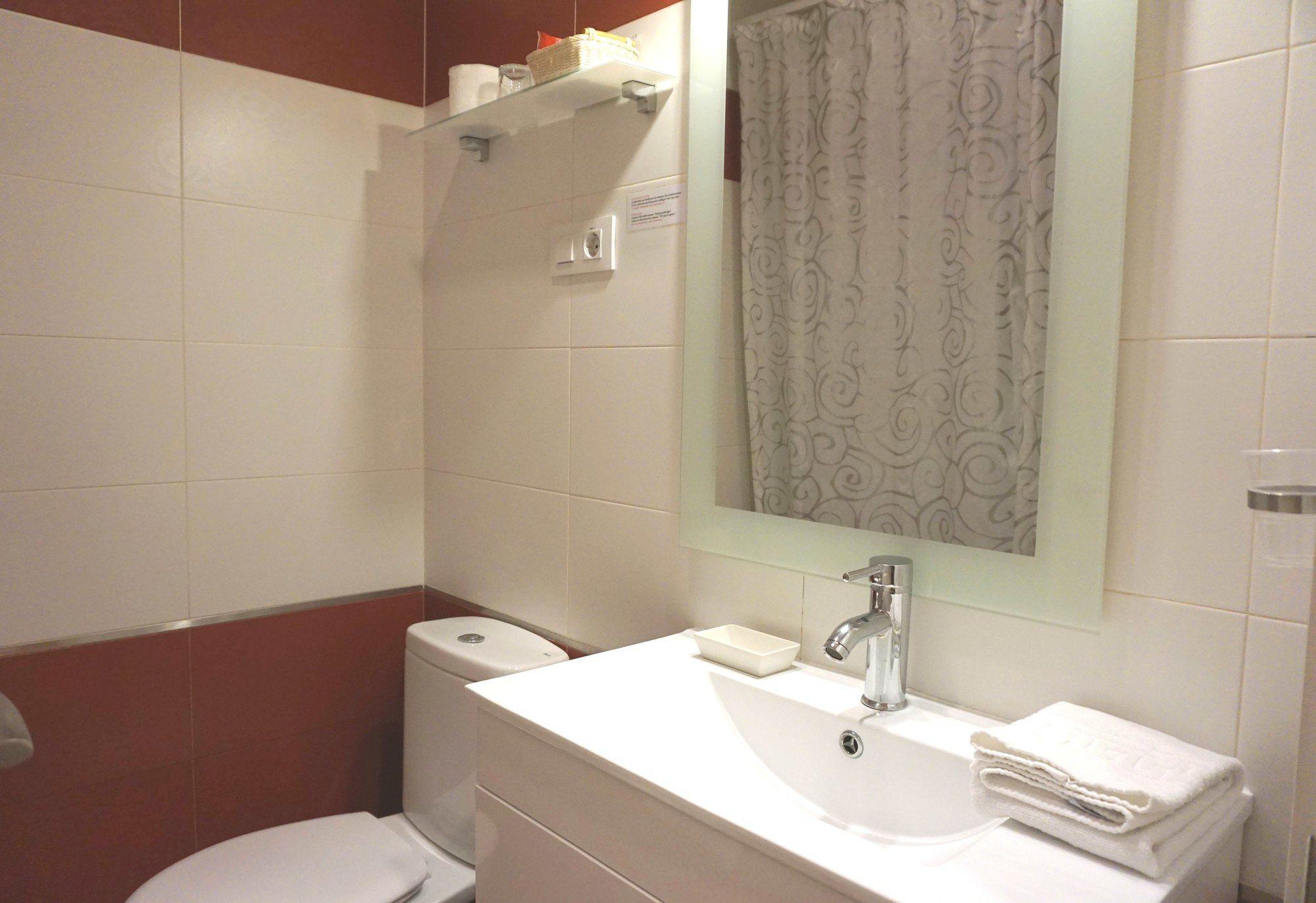Hostal Santillan Madrid Bagian luar foto