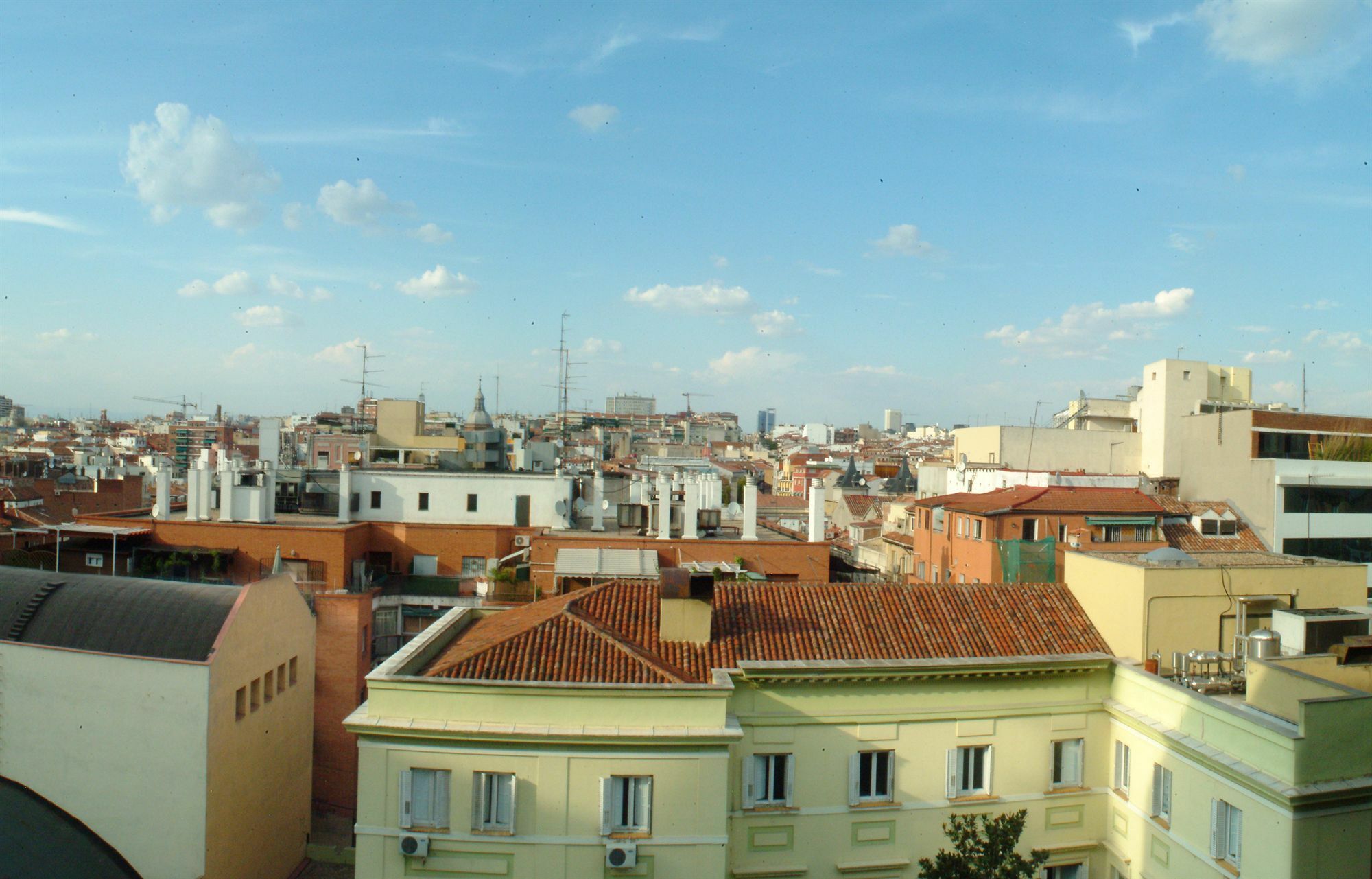 Hostal Santillan Madrid Bagian luar foto