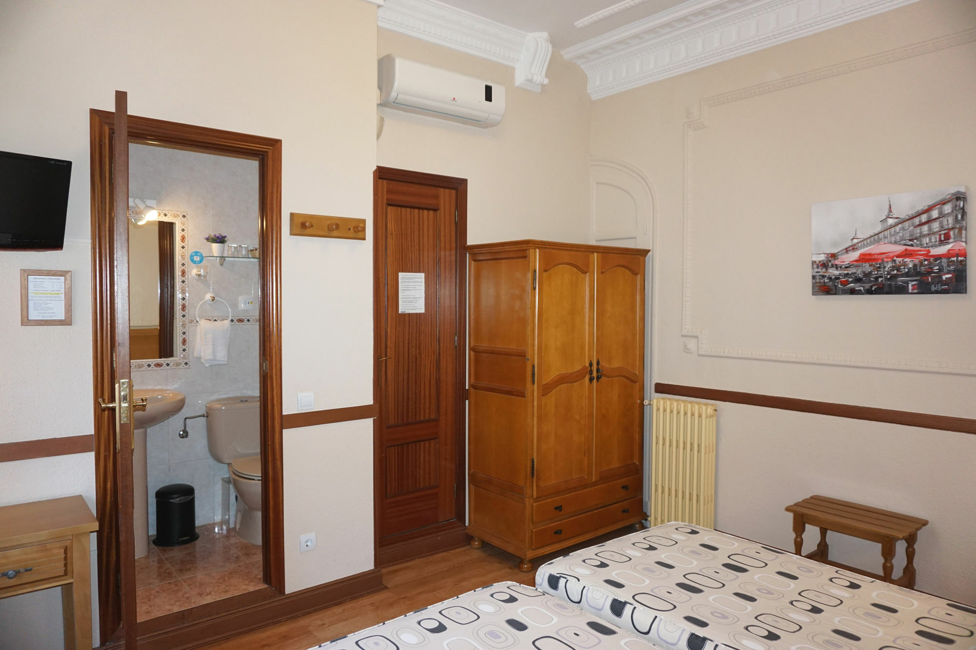 Hostal Santillan Madrid Bagian luar foto