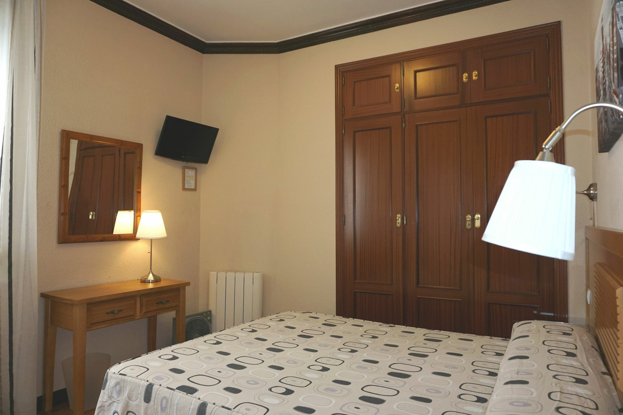Hostal Santillan Madrid Bagian luar foto