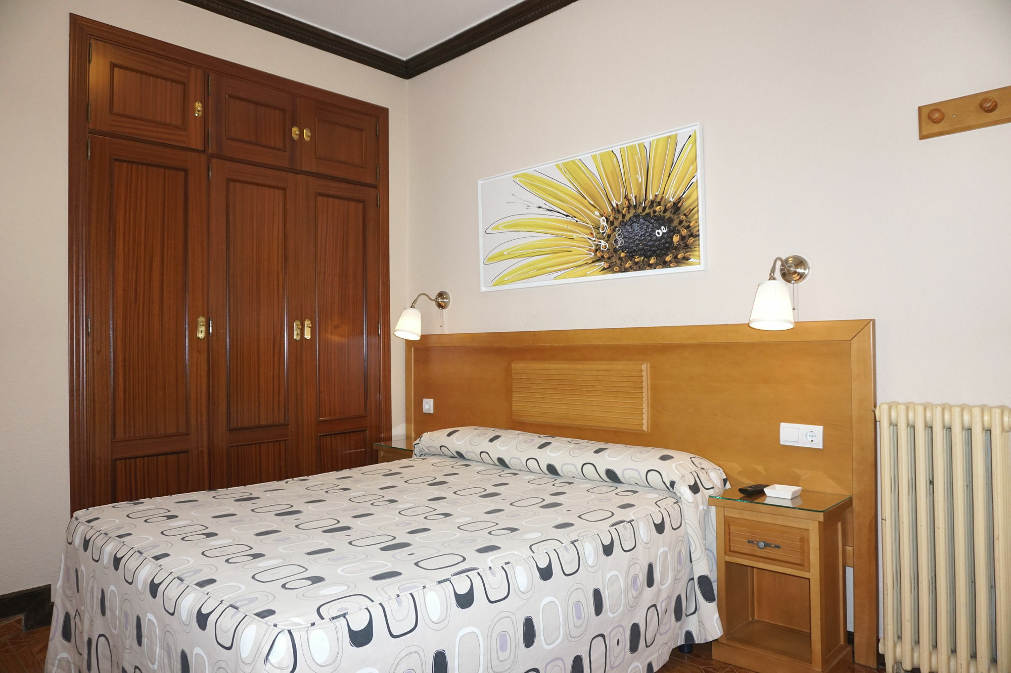 Hostal Santillan Madrid Bagian luar foto