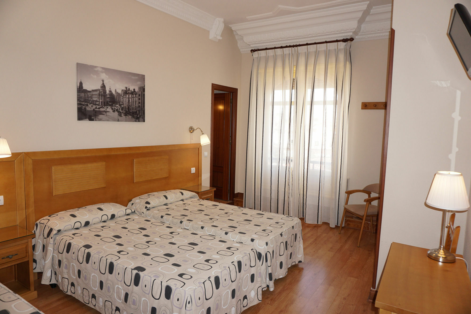 Hostal Santillan Madrid Bagian luar foto
