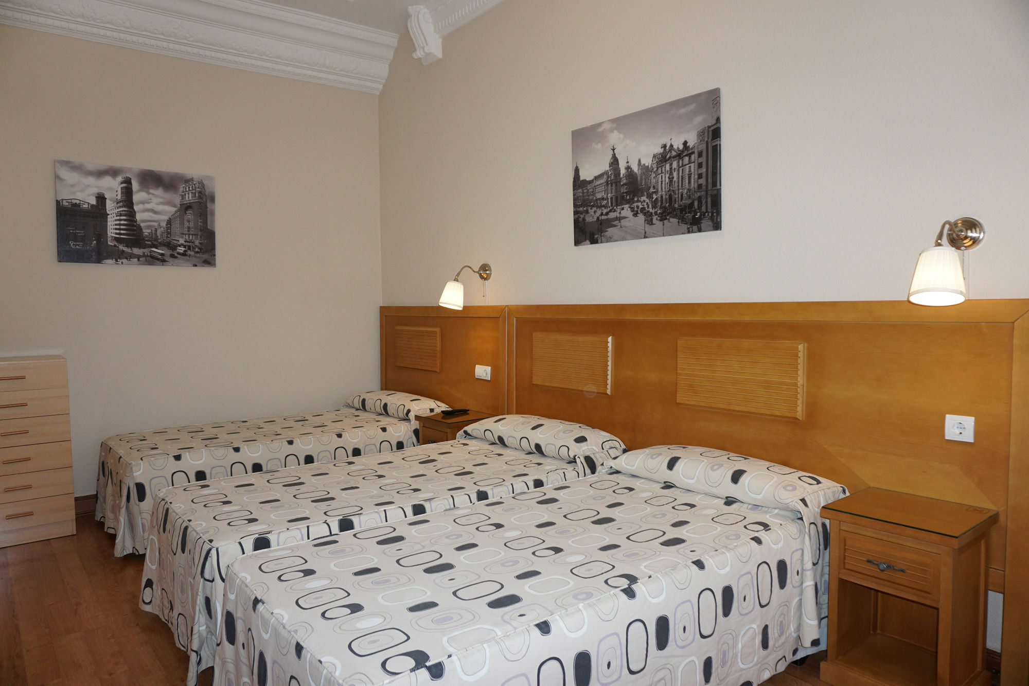 Hostal Santillan Madrid Bagian luar foto