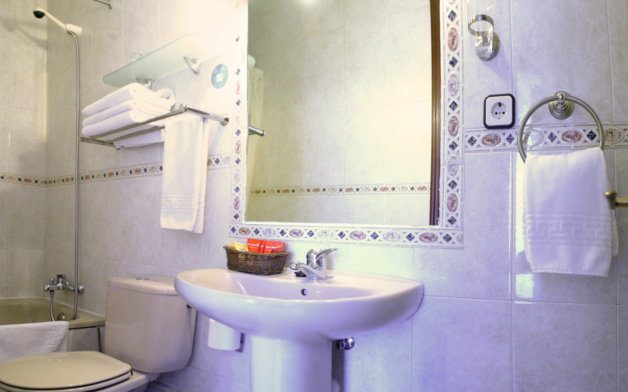 Hostal Santillan Madrid Bagian luar foto