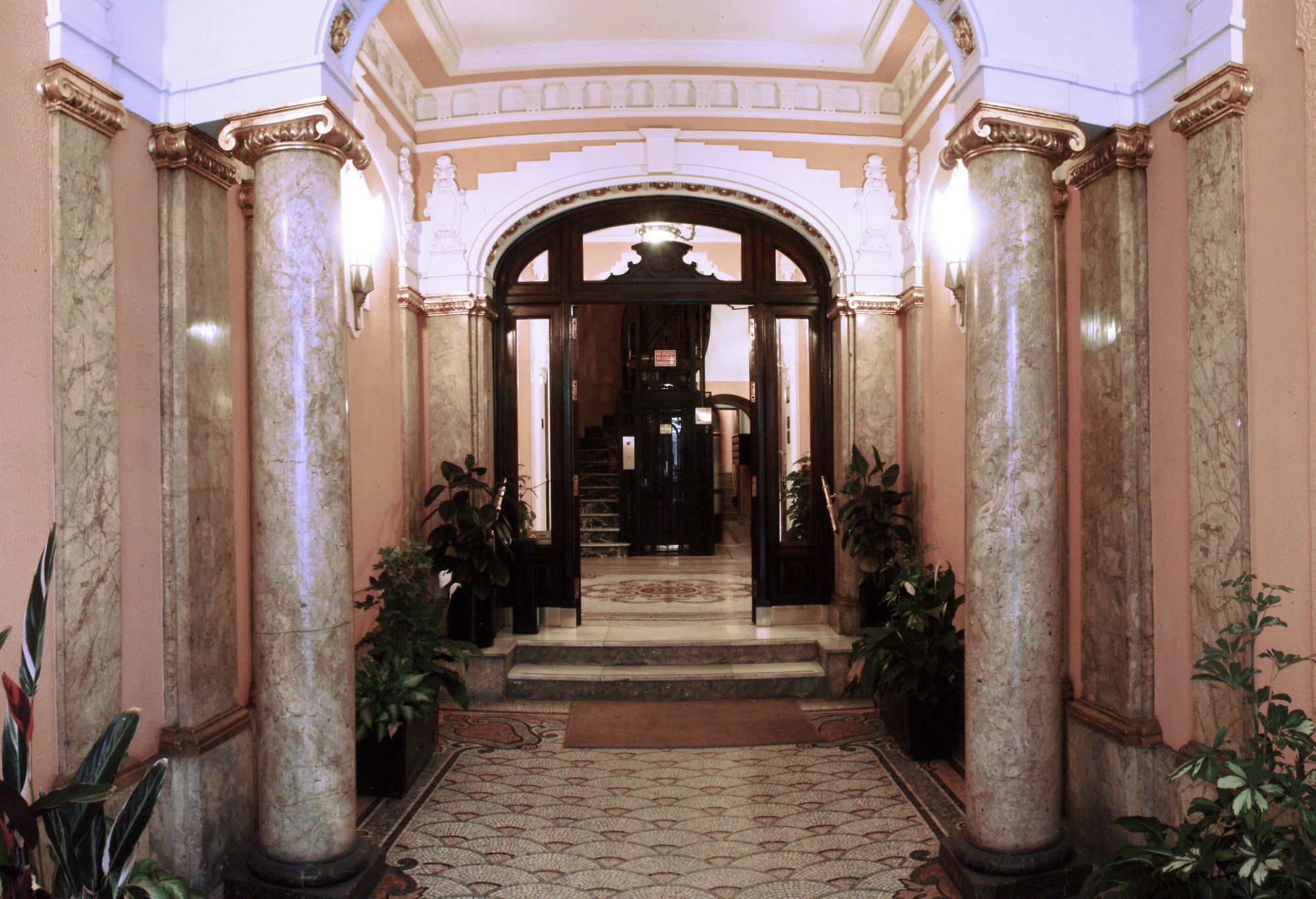 Hostal Santillan Madrid Bagian luar foto