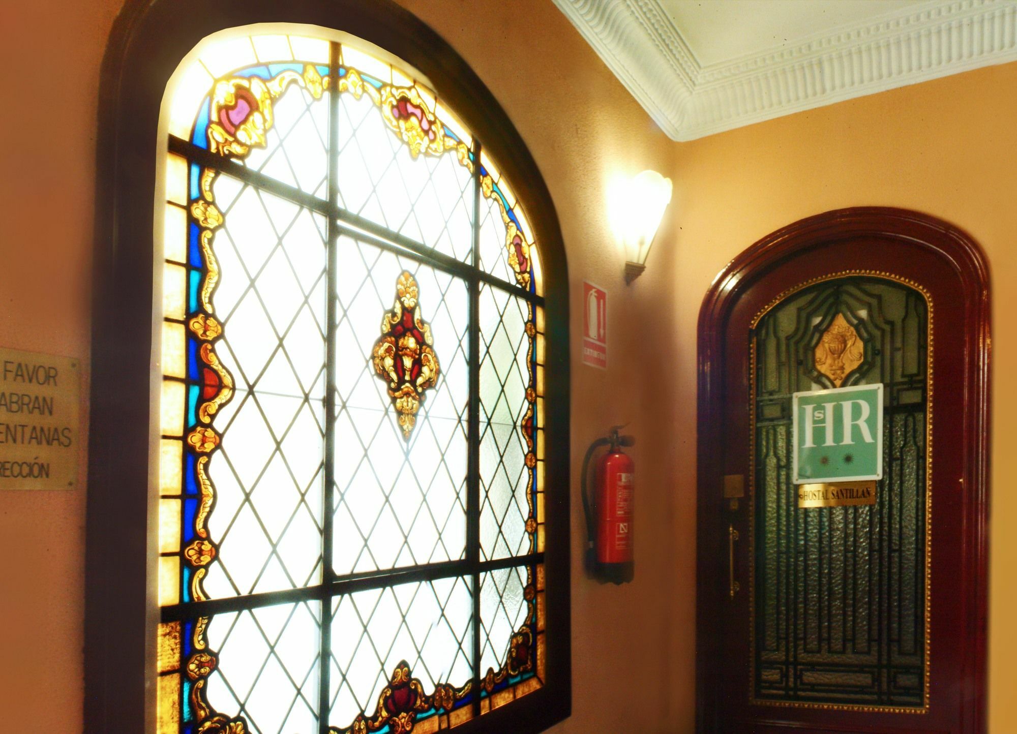 Hostal Santillan Madrid Bagian luar foto