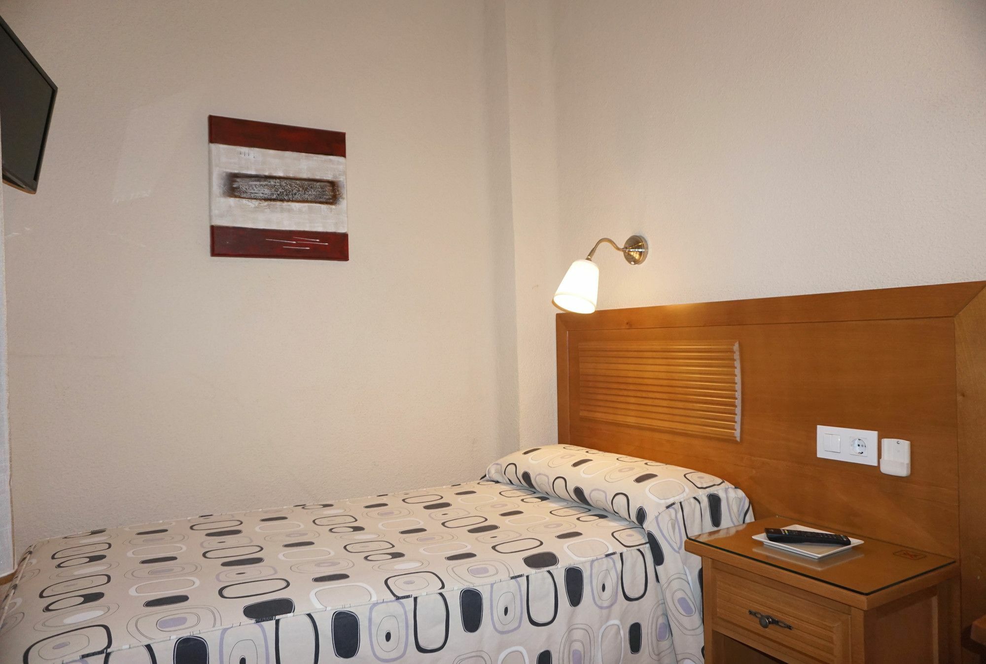 Hostal Santillan Madrid Bagian luar foto