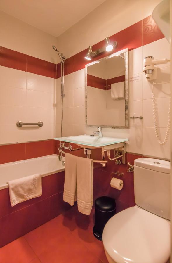 Hostal Santillan Madrid Bagian luar foto